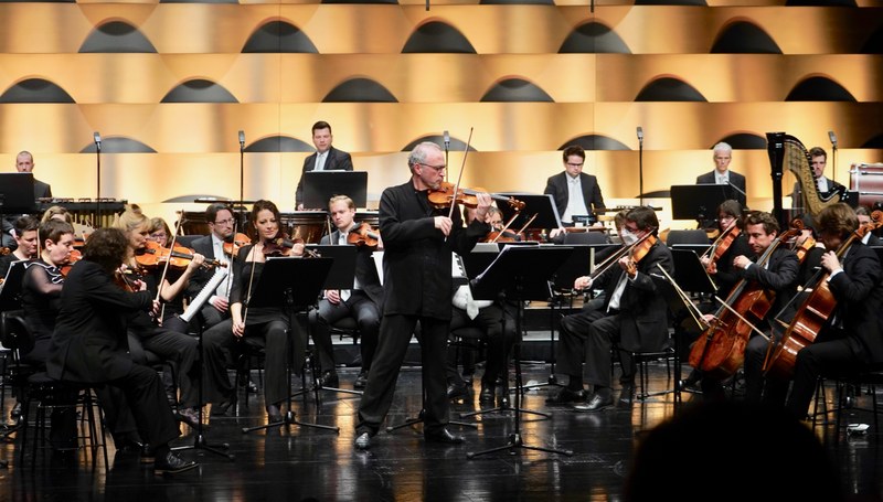 Kolja Blacher und das Symphonieorchester Vorarlberg präsentierten im Bregenzer Festspielhaus Werke, die jeder und jedem einzelnen Orchestermitglied und allen gemeinsam einiges abverlangten.
