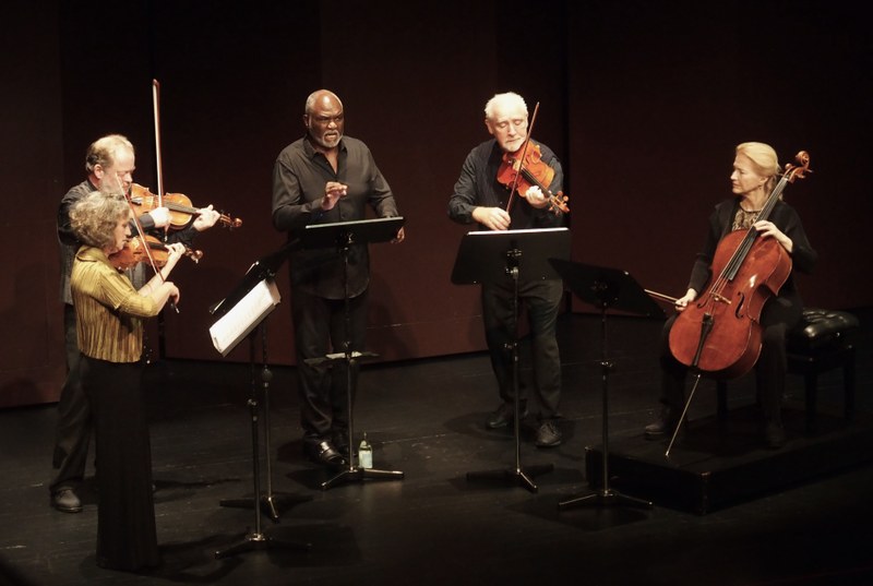 Das Brodsky Quartet mit Krysia Ostostowicz, Ian Belton, Paul Cassidy, Jacqueline Thomas und dem Bassbariton Sir Willard White konzertierten im Kulturhaus Dornbirn. (© Fritz Jurmann)