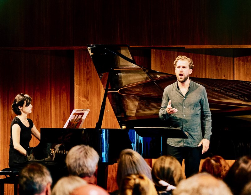 Der Tenor Julian Prégardien und die Pianistin Tamar Halperin präsentierten im Rahmen von "Musik und Poesie" im Seestudio des Bregenzer Festspielhauses einen Liederabend, der mit einer geistreichen Dramaturgie und aussagekräftigen Werkdeutungen die Zuhörenden begeisterte. (Foto: Anja Köhler)