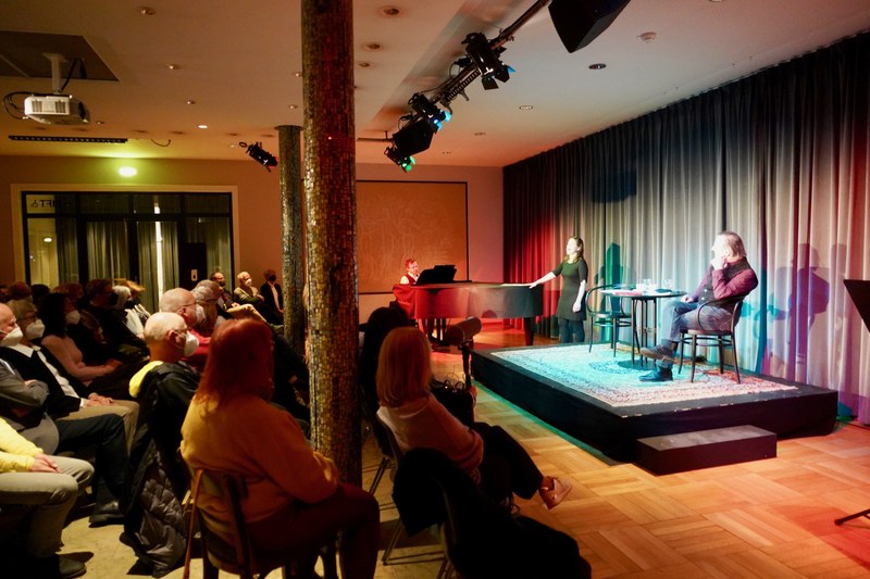 Sibylle Fritsch holte verfolgte Künstler:innen wie Franz Engel, Fritz Grünbaum, Hermann Leopoldi, Fritz Löhner-Beda und Tamar Radzyner mit einem tiefsinnigen Musik-Theater-Projekt vor den Vorhang.