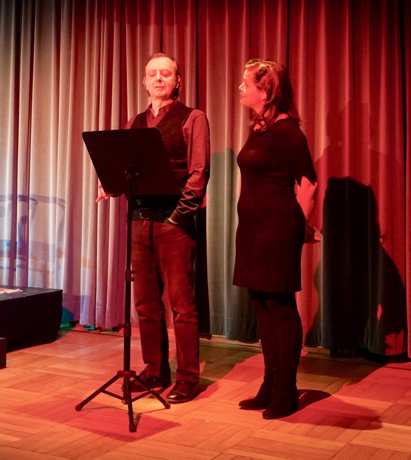 Lieder, Texte, Couplets und Schlager jüdischer Künstler:innen formten die Mezzosopranistin Natascha Petrinsky, der Schauspieler und Sänger Thomas Kamper sowie Willi Konstantin am Klavier vielsagend aus.