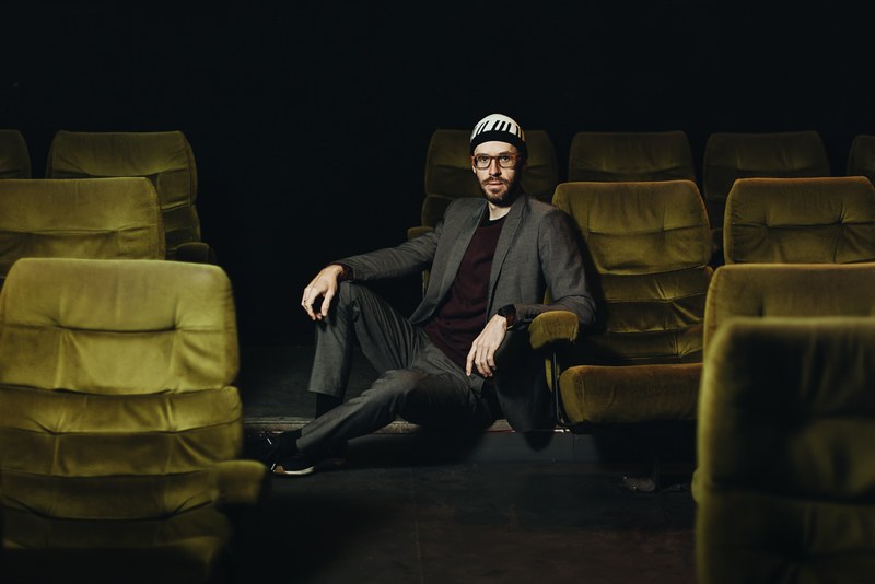 „Am Solopiano kann ich die Essenz des Stückes bewahren und mich trotzdem kreativ und eigenständig austoben. ,E.T.‘ ist zum Beispiel der Film, den ich als Kind am öftesten gesehen habe - unzählige Male - und die ganzen Emotionen, die da bei mir ausgelöst werden, hängen natürlich direkt mit der Filmmusik zusammen.“ (© Joanna Wizmur)
