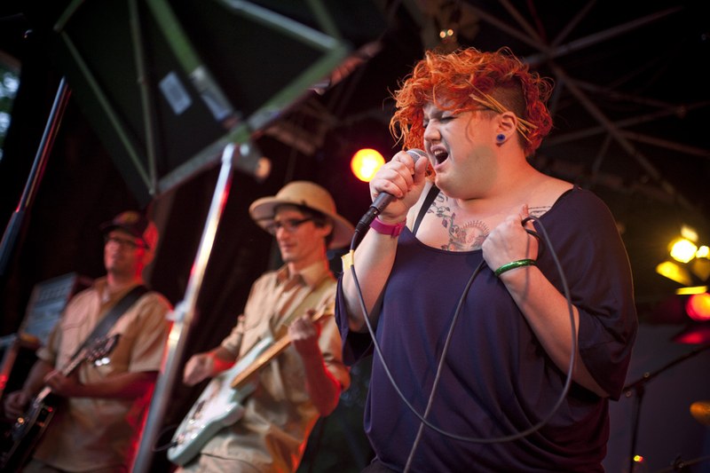 Diamond Dogs stimmkräftige Frontfrau Trish