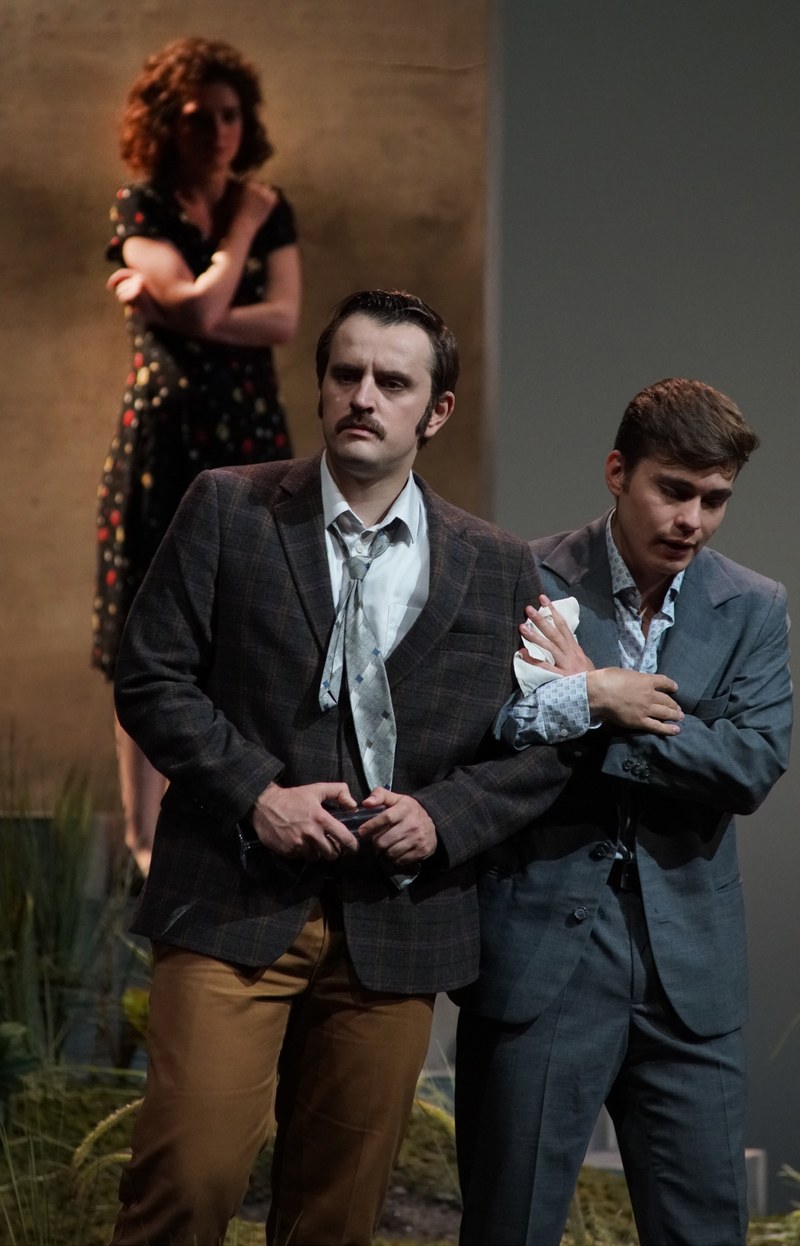 Da tauchen als Gäste die beiden Freunde auf, der Dichter Lenski (Alexej Neklyudov, links) und der Lebemann Onegin (Ilya Kutyukhin).