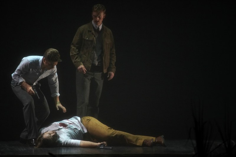 Die beiden Freunde Onegin und Lenski geraten aus nichtigem Grund in Streit, das als Sanktion folgende Duell endet mit dem Tod des Dichters Lenski.