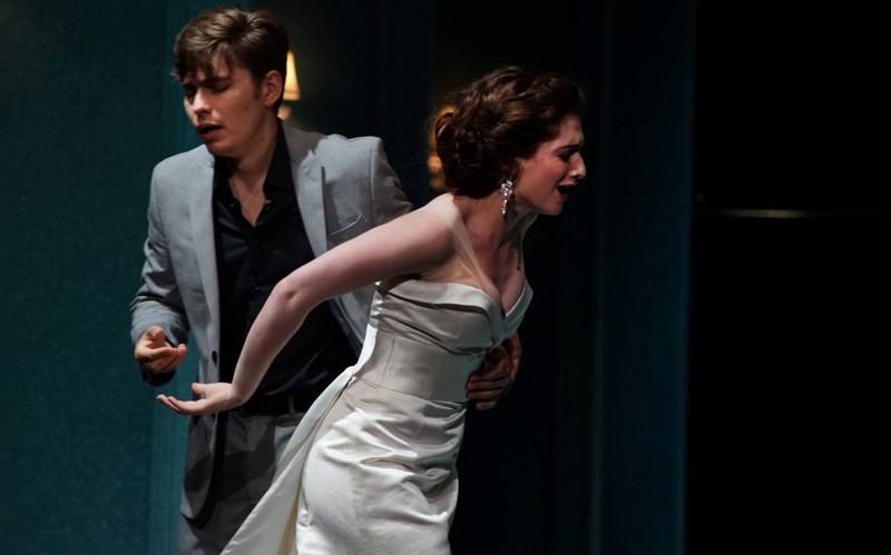 Da tritt nochmals Onegin in ihr Leben und will sie nun von seiner Liebe überzeugen. Doch Tatjana bleibt standhaft. (alle Fotos: Bregenzer Festspiele/Karl Forster).