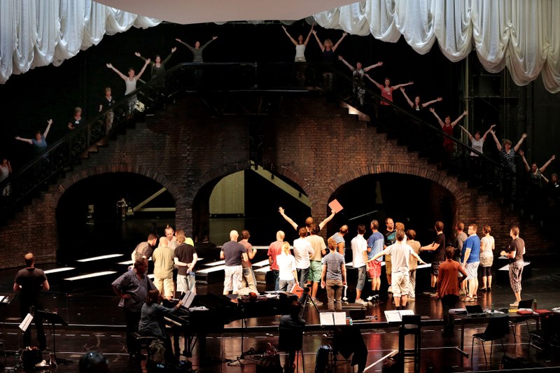 Eine mächtige wandelbare Treppe bildet das Bühnenbild der diesjährigen Hausoper „Hoffmanns Erzählungen“ von Jacques Offenbach (Bühne: Christof Hetzer)
