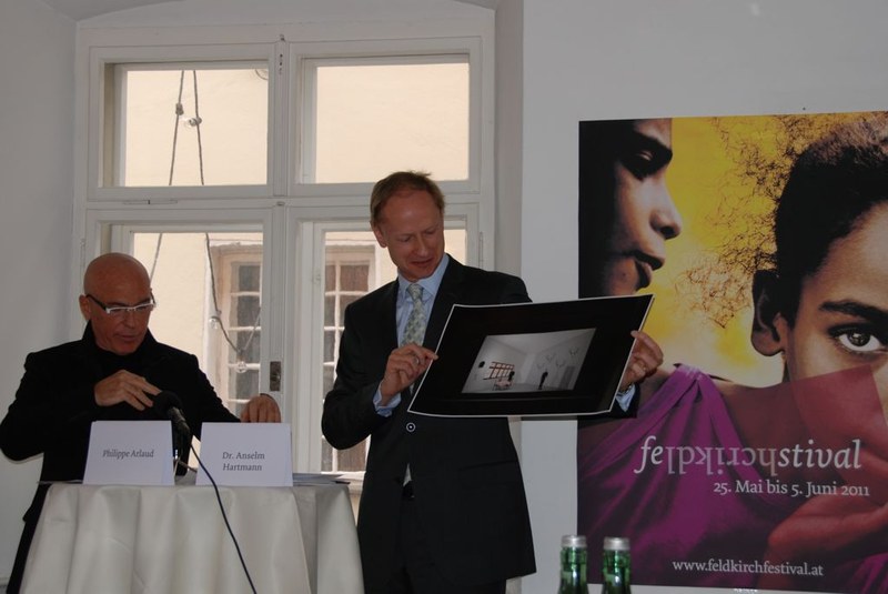 Der künstlerische Leiter Philippe Arlaud und der Dramaturg und zukünftige Geschäftsführer Anselm Hartmann präsentieren im Rahmen einer Pressekonferenz den Bühnenentwurf für die Opernrarität von Mozart Camargo Guarnieri