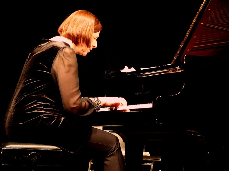 Die Kompositionen von Beethoven, Bartòk und Debussy formte Anna Adamik mit großer Aussagekraft. (Foto: Fritz Jurmann)
