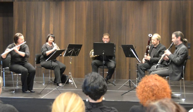 Das Holzbläserquintett "Ventus Musicus“" mit Anja Nowotny-Baldauf (Flöte), Heidrun Pflüger (Oboe), Markus Beer (Klarinette), Rüdiger Schwedes (Fagott) und Zoltan Holb (Horn) musizierte im vorarlberg museum ein abwechslungsreiches Programm mit Werken von W.A. Mozart, Pavel Haas sowie Paul Taffanel. Im Mittelpunkt stand die Uraufführung des ersten Holzbläserquintetts von Marcus Nigsch, ein anregendes und mitteilsames Werk.