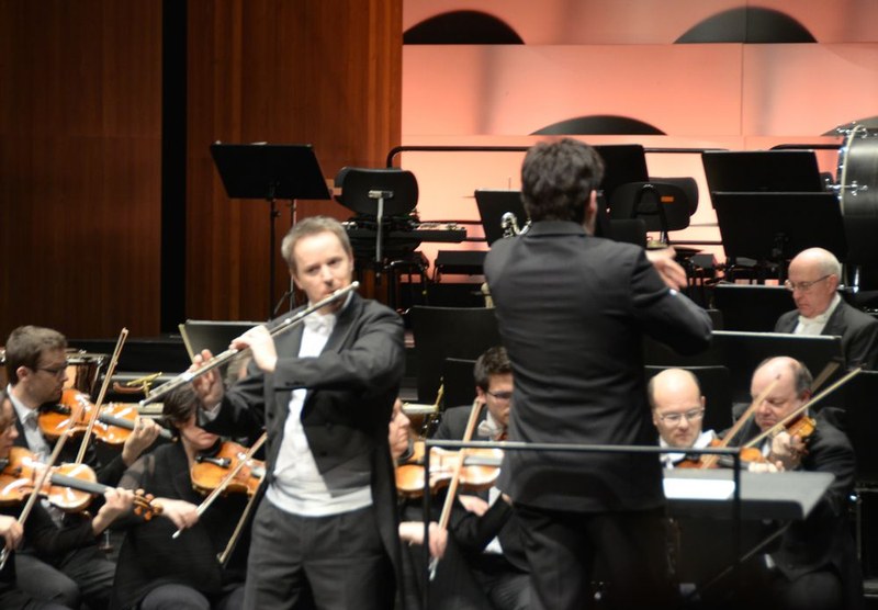 Erwin Klambauer gestaltete mit seinen Orchesterkollegen unter der Leitung von Lahav Shani das Flötenkonzert von Wolfgang Amadeus Mozart mitteilsam und elegant.