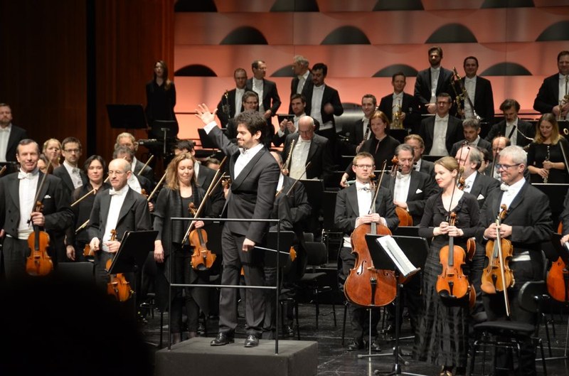 Herzlich wurde der erst 29-jährige israelische Dirigent Lahav Shani gefeiert. Vor zwei Jahren sprang er kurzfristig für den erkrankten Chefdirigenten Philippe Jordan ein, seit kurzem ist er erster Gastdirigent der Wiener Symphoniker.