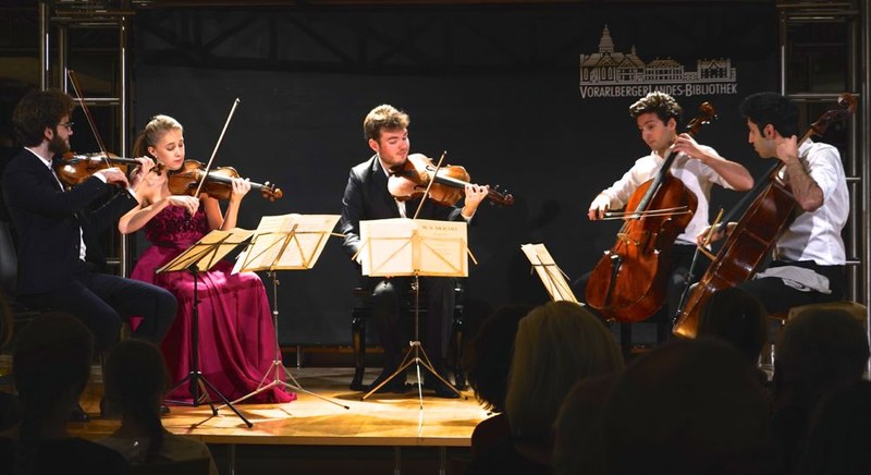 Wenn die Geigerin Romaine Bolinger sowie Emmanuel Tjeknavorian (Violine), Timothy Ridout (Viola), Payam Taghadossi und Kian Soltani (Violoncello)  miteinander musizieren, wird etwas Außergewöhnliches geboten. Das Weihnachtskonzert im Kuppelsaal der Vorarlberger Landesbibliothek mit Werkdeutungen von Mozart, Barrière und Schubert war ein herausragendes Konzerterlebnis.
