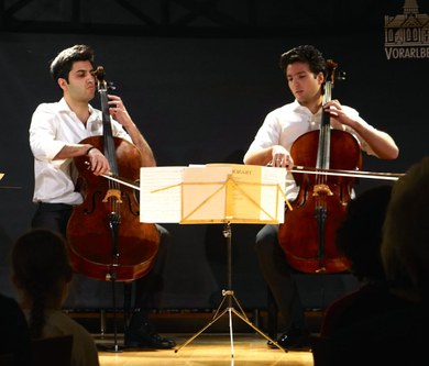 Kian Soltani und Payam Taghadossi  forderten sich mit der Sonate von Jean-Baptiste Barrière gegenseitig humorvoll heraus und boten damit eine virtuose Meisterleistung.