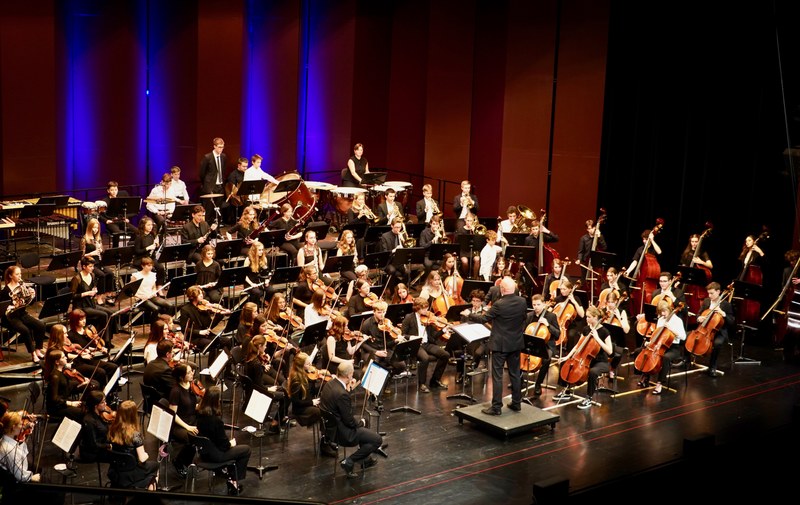 Ivo Warenitsch stellte trotz widrigster Probenbedingungen und langen musikalischen Zwangspausen für das Jugendsinfonieorchester Dornbirn ein anspruchsvolles und ansprechendes Neujahrskonzertprogramm zusammen. Die Jugendlichen spielten mit viel Einsatzbereitschaft und Elan und sorgten damit zu Silvester im Dornbirner Kulturhaus für gute Laune.