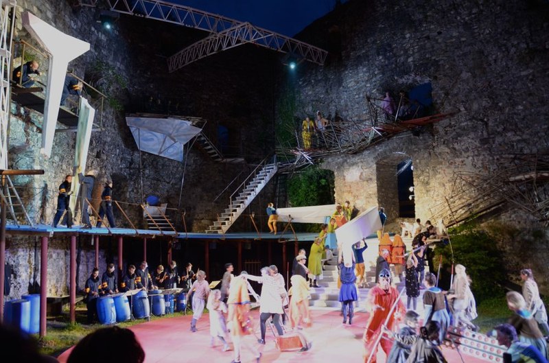 Die Vögel bauen bei der Wiederaufnahme des Erfolgsstücke in der Burgruine Jagdberg ihre Stadt "Wolkenkuckucksheim". Dort wurde die Premiere der musikalischen Komödie von Gerold Amann begeistert aufgenommen und gefeiert.