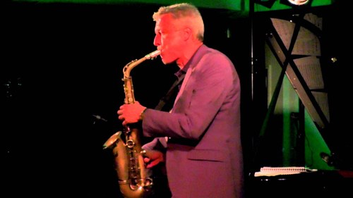 Jan von Klewitz singt und spricht mit seinem Saxophon