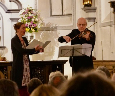 Im geistlichen Gesang „O Ignee Spiritus" der Hildegard von Bingen traten Aglaia Poscher-Mika und Markus Kessler in einen musikalischen Dialog miteinander.