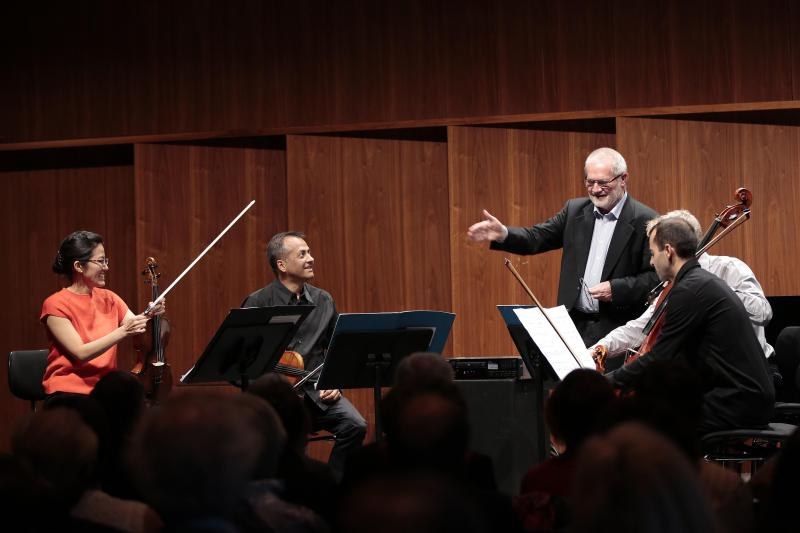 Jagdish Mistry, Giorgos Panagiotidis (Violine), Megumi Kasakawa (Viola) und Michael M. Kasper (Violoncello) boten eine authentische Werkdeutung der "Korrespondenz", Szenen für ein Streichquartett von Peter Eötvös.
