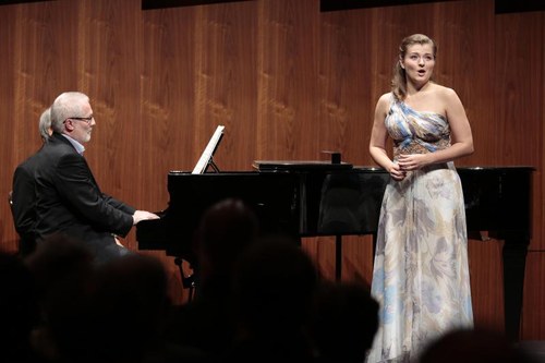 Die Sopranistin Kateryna Kasper und Peter Eötvös am Klavier zogen mit ihrer Darbietung "Die lange Reise" aus der Oper "Der goldene Drache" das Publikum in ihren Bann.