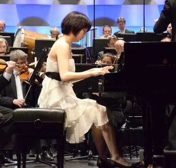 Sergej Rachmaninows Rhapsodie spielte Claire Huangci mit prickelnder Ausdruckskraft.