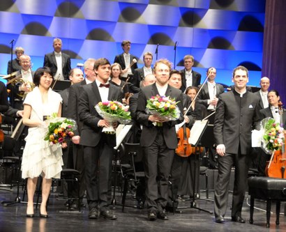 Claire Huangci, Aaron Pilsan und Roope Gröndahl mit dem Dirigenten Vassilis Christopoulos wurden im Bregenzer Festspielhaus stürmisch gefeiert.
