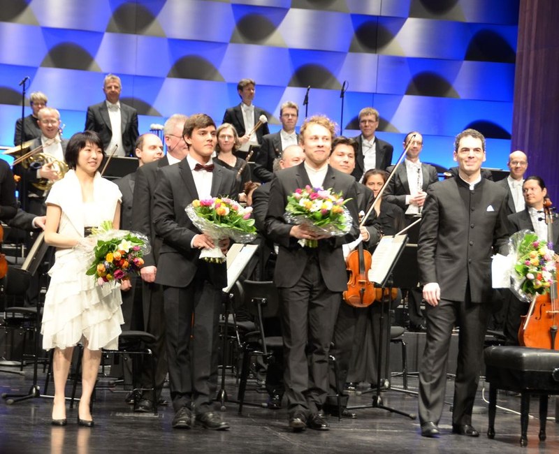 Claire Huangci, Aaron Pilsan und Roope Gröndahl mit dem Dirigenten Vassilis Christopoulos wurden im Bregenzer Festspielhaus stürmisch gefeiert.