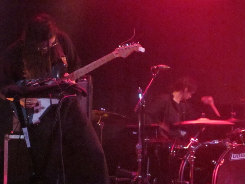 Der farbenreich agierende Gitarrist Cameron Kapoor und der alles erdende Drummer Dominic Cipolla