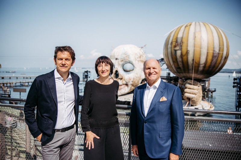 Das Führungstrio der Bregenzer Festspiele bei der Abschluss-Pressekonferenz des Jubiläumsjahres, v.l.n.r. der Kaufmännische Direktor Michael Diem, Intendantin Elisabeth Sobotka und Präsident Hans-Peter Metzler.