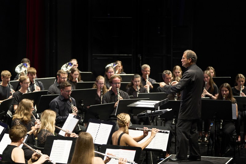 Die Matinee „Brass eroico“ aus einem Symphoniker-Workshop mit heimischen jungen qualifizierten Blasmusikern war eine zweistündige Lektion darin, was Blasmusik eigentlich alles kann, angeleitet von Dirigent Martin Kerschbaum. Alle Fotos: Bregenzer Festspiele/Lisa Mathis, Dietmar Mathis, Anja Köhler