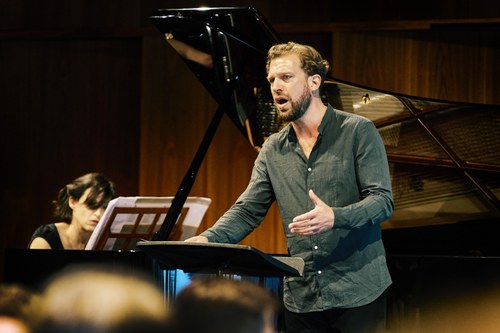 Bei „Musik & Poesie“ gelang dem deutschen Tenor Julian Prégardien zusammen mit der israelischen Pianistin Tamar Halperin in einem genreüberschreitenden Liederabend ein Glanzstück im Festspielprogramm.