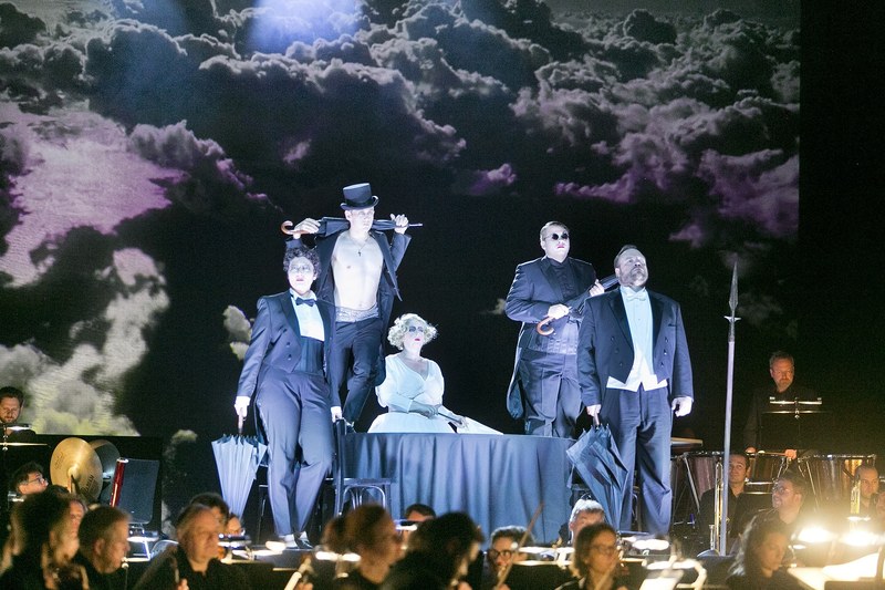 Drei Stunden Wagner am Stück erlebten die Besucher in einer Symphoniker-Matinee mit der halbszenischen Opern „Rheingold“ – ein starkes optisch-musikalisches Ereignis von großer Wirksamkeit.