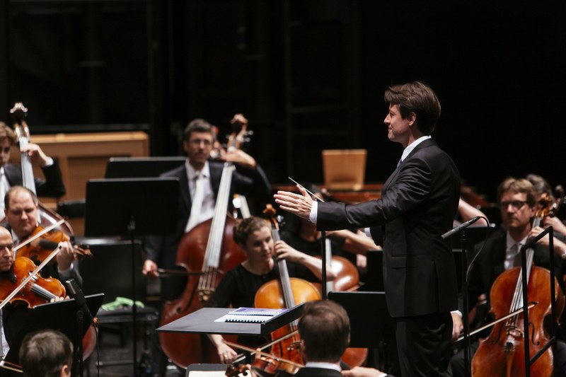 Das Symphonieorchester Vorarlberg trumpfte unter seinem neuen Chefdirigenten Leo McFall am letzten Festspielsonntag nochmals groß mit einem Orchesterkonzert auf, bei dem neben den Musikern auch die 3. Symphonie des Tiroler Komponisten Thomas Larcher bejubelt wurde.