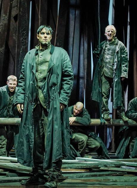 In der allzu ausführlich dramatisierten Novelle „Michael Kohlhaas“ von Heinrich von Kleist dominierte der Schauspieler Max Simonischek inmitten eines engagierten Ensembles in der Titelrolle.