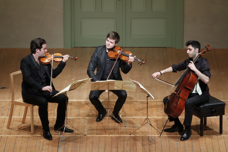Der Cellist Kian Soltani ist nicht nur ein herausragender Solist, sondern auch ein unterhaltsamer und geistreicher Kammermusikpartner. Mit seinen Freunden Marc Bouchkov an der Violine und Adrien Boisseau an der Bratsche erklangen im Rahmen der Schubertiade Hohenems spannend dargebotene Streichtrios. (Foto: Schubertiade)