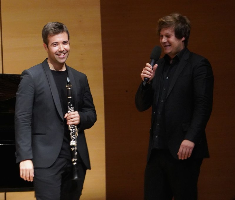 Sebastian Manz, Klarinettist und künstlerischer Leiter von :alpenarte, führte ein informatives und sympathisches Gespräch mit dem Klarinettistenkollegen Pablo Barragán.