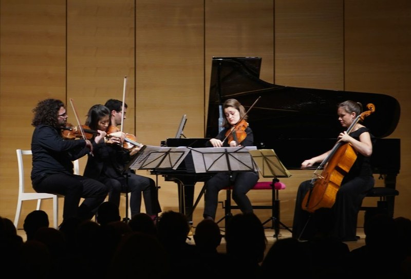 Am zweiten Abend des Kammermusikfestivals :alpenarte spürten Ionian-Ilias Kadesha und Christel Lee (Violine), Nilay Özedmir (Viola), Vashti Hunter (Violoncello), Jan Pérez Floristán (Klavier) unter anderem mit Dvořáks berühmtem Klavierquintett dem folkloristischen Charme der Musik nach.
