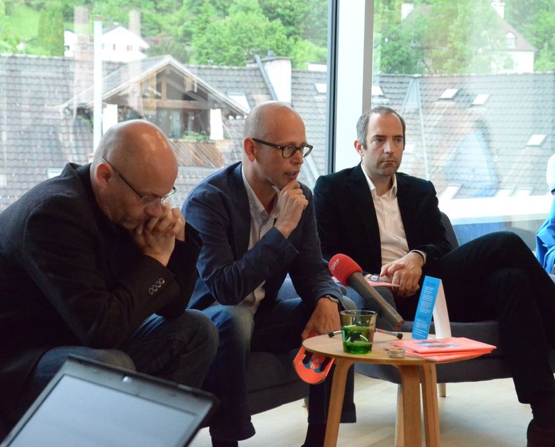 Die künstlerischen Leiter Folkert Uhde und Hans-Joachim Gögl sowie der Geschäftsführer des Montforthauses, Edgar Eller, stellten das vielseitige Programm der Sommerausgabe vor.
