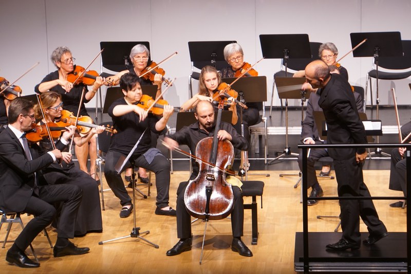 Der aus Armenien stammende Cellist Alexandr Karakhanyan spielte mit dem Orchesterverein Götzis das sechste Cellokonzert von Luigi Boccherini. Mit seinen feinsinnigen Klangqualitäten zog er die Aufmerksamkeit auf sich. (Foto: Hannes Kappl)