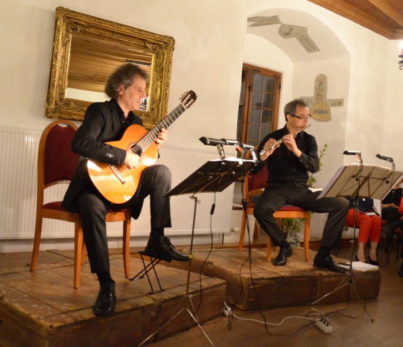 Alexander Swete (Gitarre) und Eugen Bertel (Flöte) musizierten in einem guten Einverständnis miteinander, mit ausgelassener Spielfreude und einem sympathischen Kontakt zum Publikum.