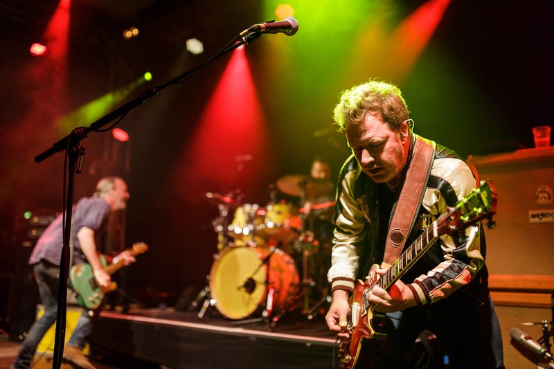 Leadgitarrist Andy Dunlop - im Hintergrund Sänger Fran Healy und Drummer Neil Primrose - spielt stets mit vollem Einsatz (alle Fotos © Matthias Dietrich).