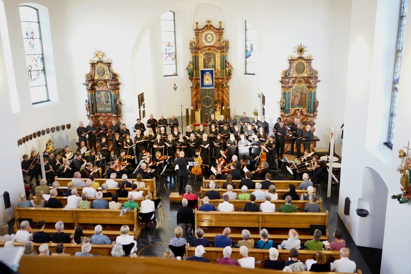 "Musica sacra" wurde in der Basilika Bildstein mit der As-Dur Messe von Franz Schubert (D 678) und Felix Mendelssohn Bartholdys 42. Psalm zelebriert. Ein Projektchor und ein Projektorchester sowie das Solist:innenquartett mit Birgit Plankel (Sopran), Lea Müller (Alt), Eric Price (Tenor) und Daniel Raschinsky (Bass) unter der Gesamtleitung von Benjamin Lack stellten geistreiche Werkdeutungen in den Raum.