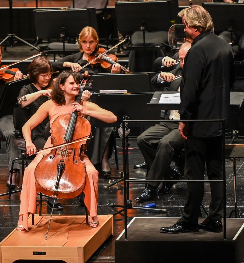 Raphaela Gromes musizierte Tschaikowskys „Rokoko-Variationen" in einem kommunikativen Austausch mit dem Dirigenten.(© Udo Mittelberger)