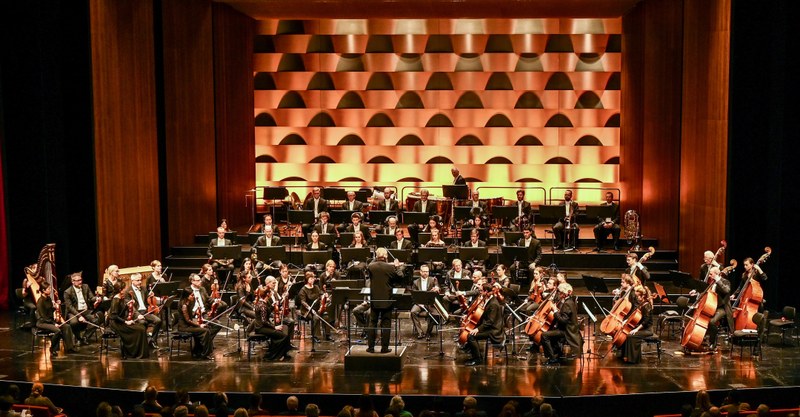 Die Nürnberger Symphoniker unter der Leitung von Ari Rasilainen interpretierten beim letzten Bregenzer Meisterkonzert der Saison selten zu hörende Kompositionen von Jean Sibelius und Kurt Atterberg. Erst allmählich kam das Orchester aus seiner routinierten, eher freudlos wirkenden Musizierhaltung heraus. (© Udo Mittelberger)