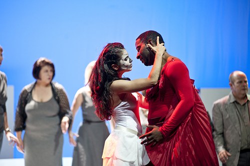 Das Tanzpaar Tod (Nylea Mata Castilla) und Eros wurde von Regisseurin Barbara Schöne für die Handlung neu erfunden.