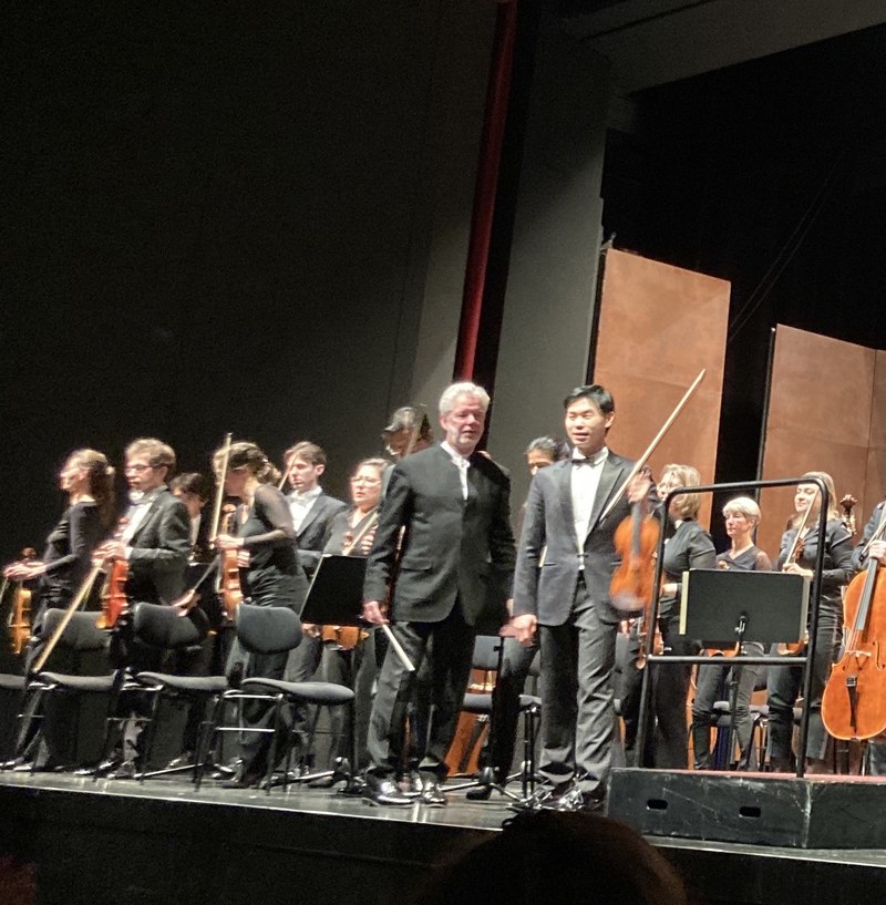 Dirigent Jukka-Pekka Saraste und der Solist Timothy Chooi beim Schlussapplaus nach Beethovens Violinkonzert.