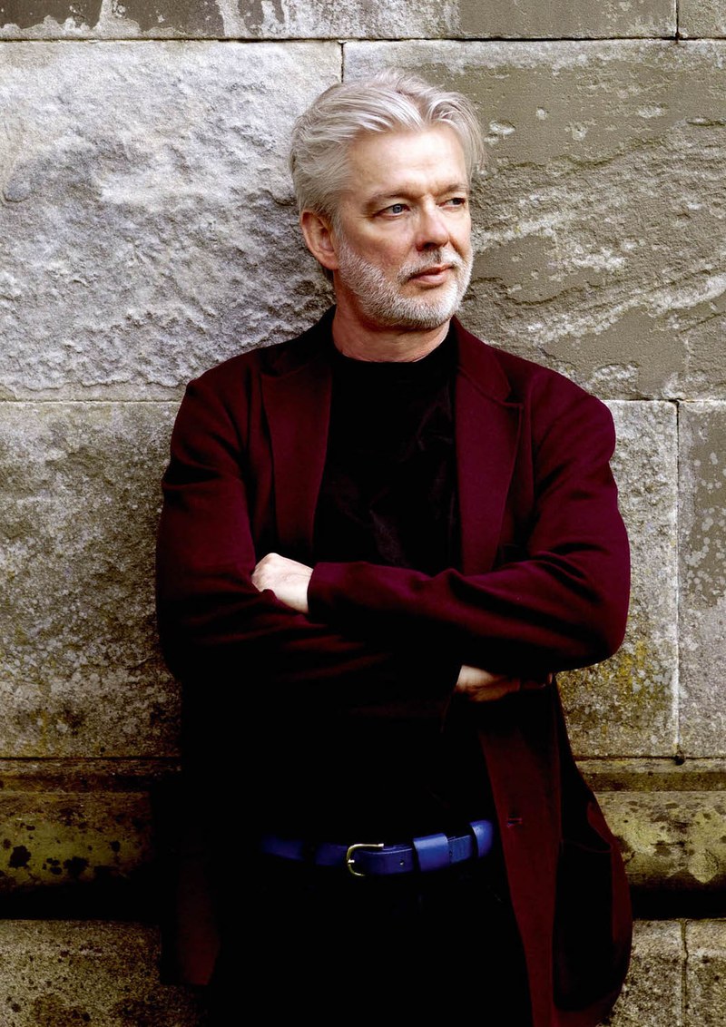Jukka-Pekka Saraste dirigiert mit Gelassenheit. (© Felix Broede)