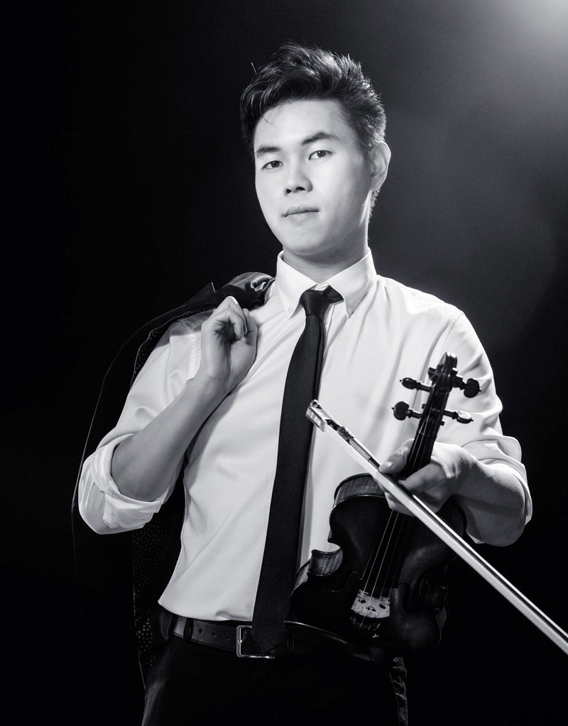 Ein ungestümer und zugleich lyrischer Geiger: Timothy Chooi. (© Den Sweeney)