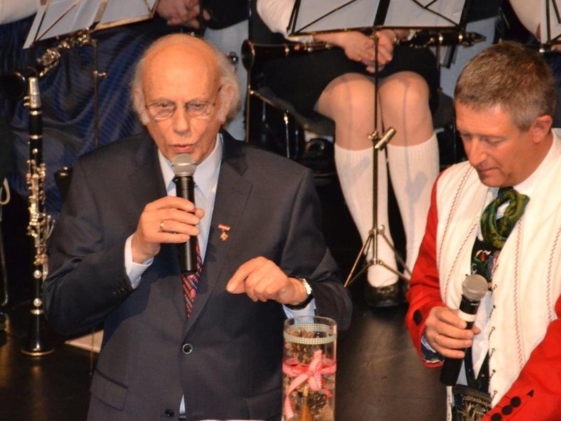 Ehren-Landeskapellmeister Prof. Edwin Malin erzählte im Gespräch mit Moderator Stefan Jochum die Geschichte von der Trillerpfeife, dem beliebtesten Lehr-Requisit des ersten Landeskapellmeisters Prof. Xaver Westerop.