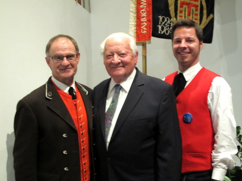Der 88-jährige Senior-Kapellmeister Ludwig Bertel steuerte einen neuen Marsch zum Programm bei, links Jugendreferent Helmut Geist, rechts der Rankweiler Kapellmeister Markus Summer (Fotos: Fritz Jurmann, Raphaela Dünser VBV)